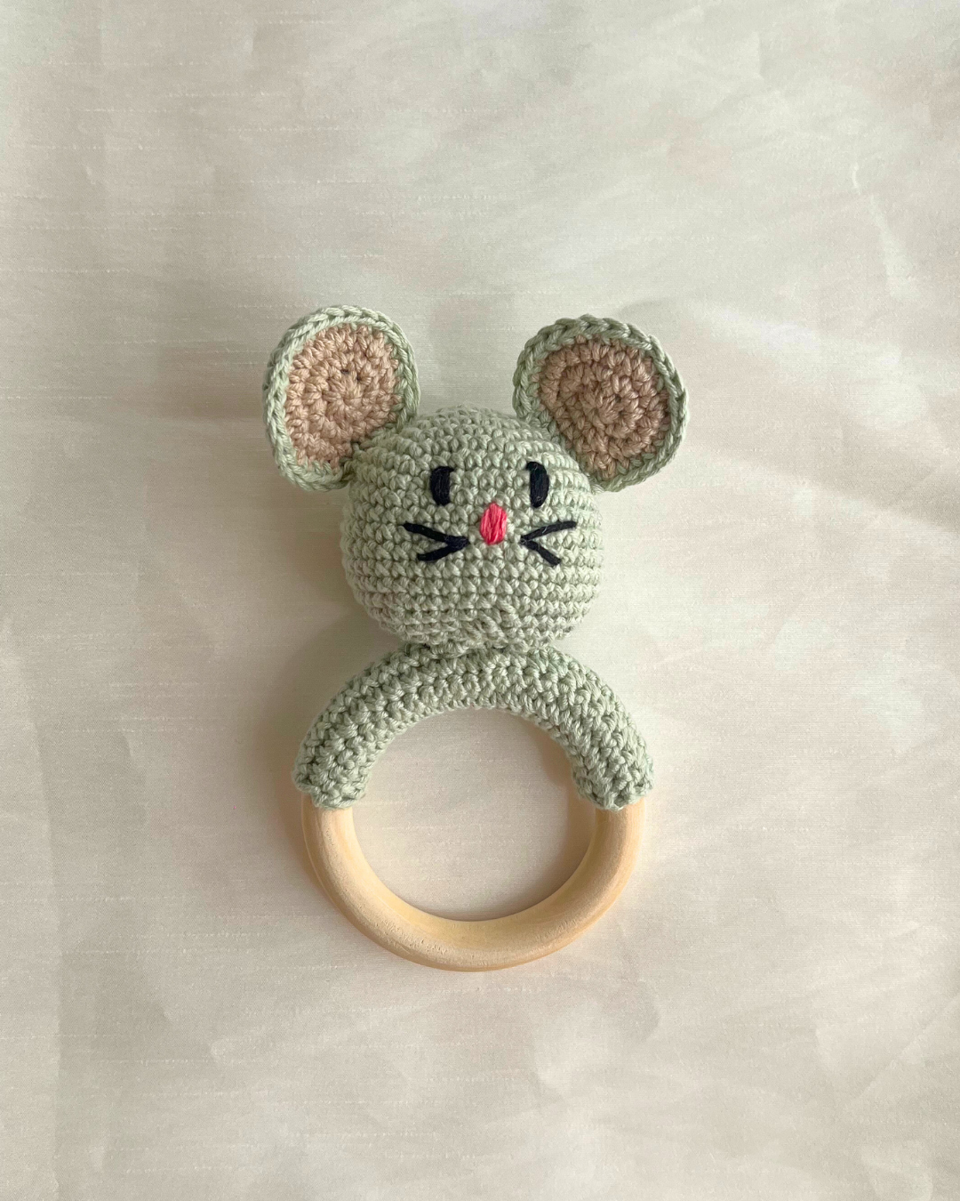 Sonajero mordedor de ratón hecho a mano para bebés.