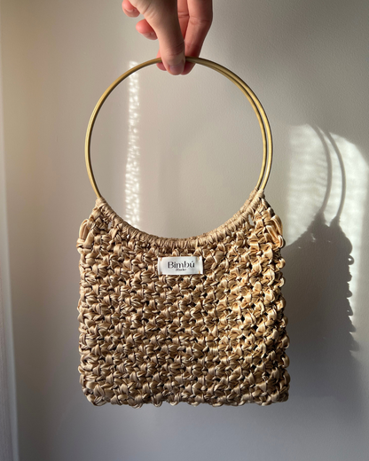 Roma Bag de raso dorado oscuro con asas dorado mate, vista frontal.