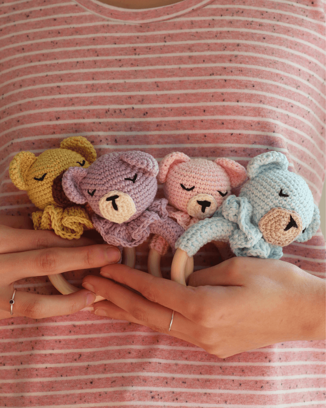 Sonajeros Mel de osito de color amarillo, lila, rosa y azul. Hechos a mano a crochet con hilo de algodón, vista de cerca.