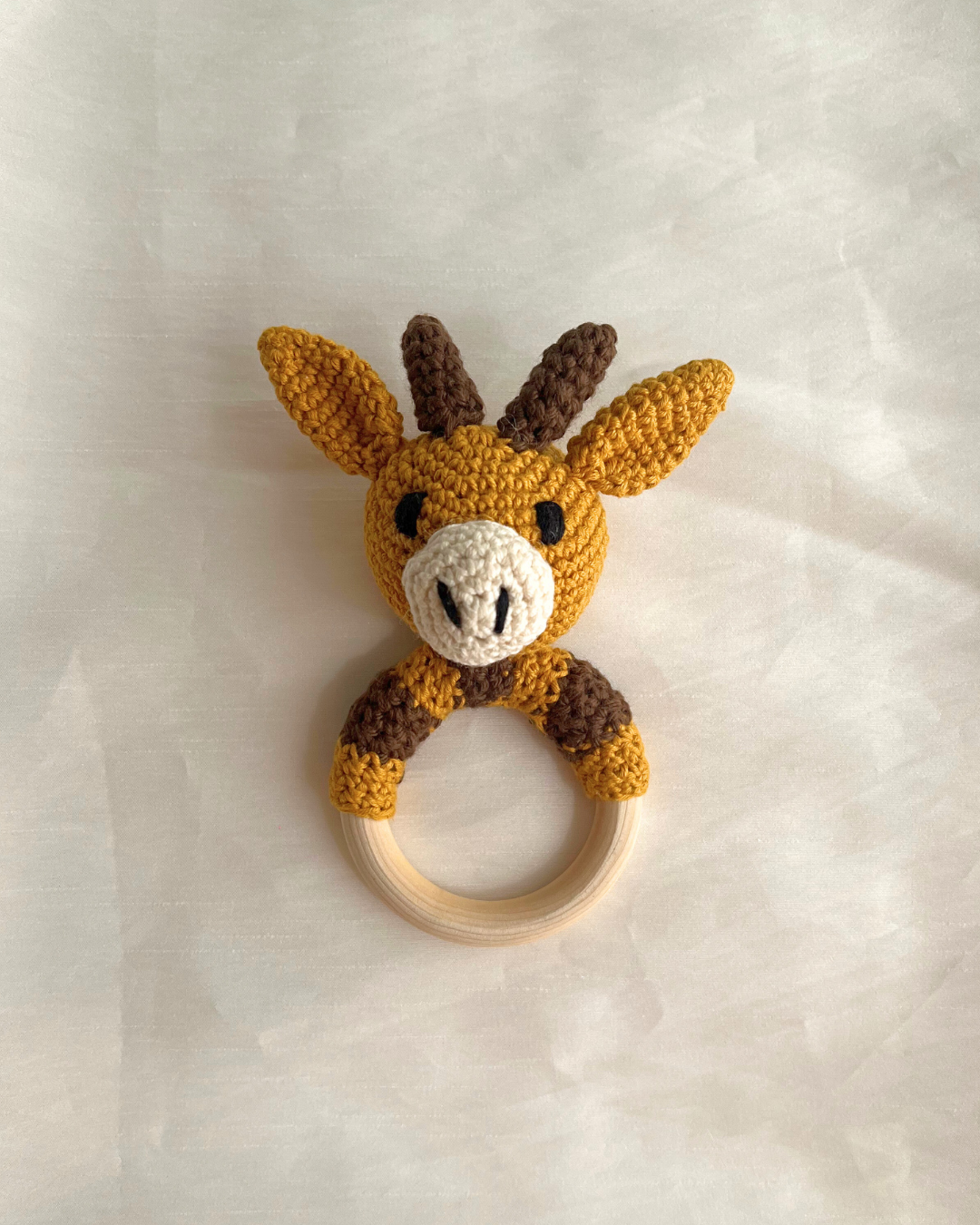 Sonajero mordedor de jirafa hecho a mano para bebés.