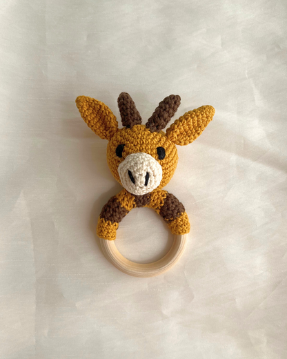 Sonajero mordedor de jirafa hecho a mano para bebés.