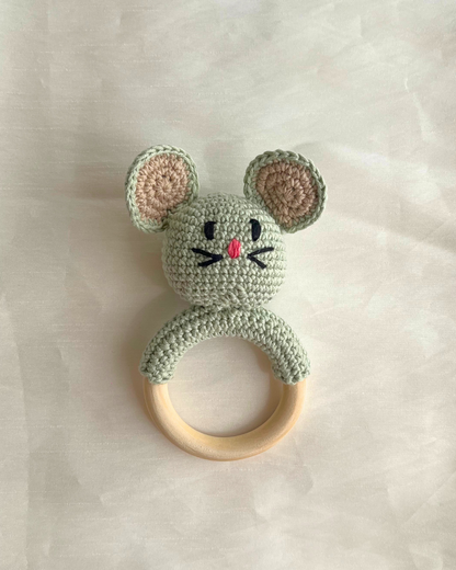 Sonajero mordedor de ratón hecho a mano para bebés.