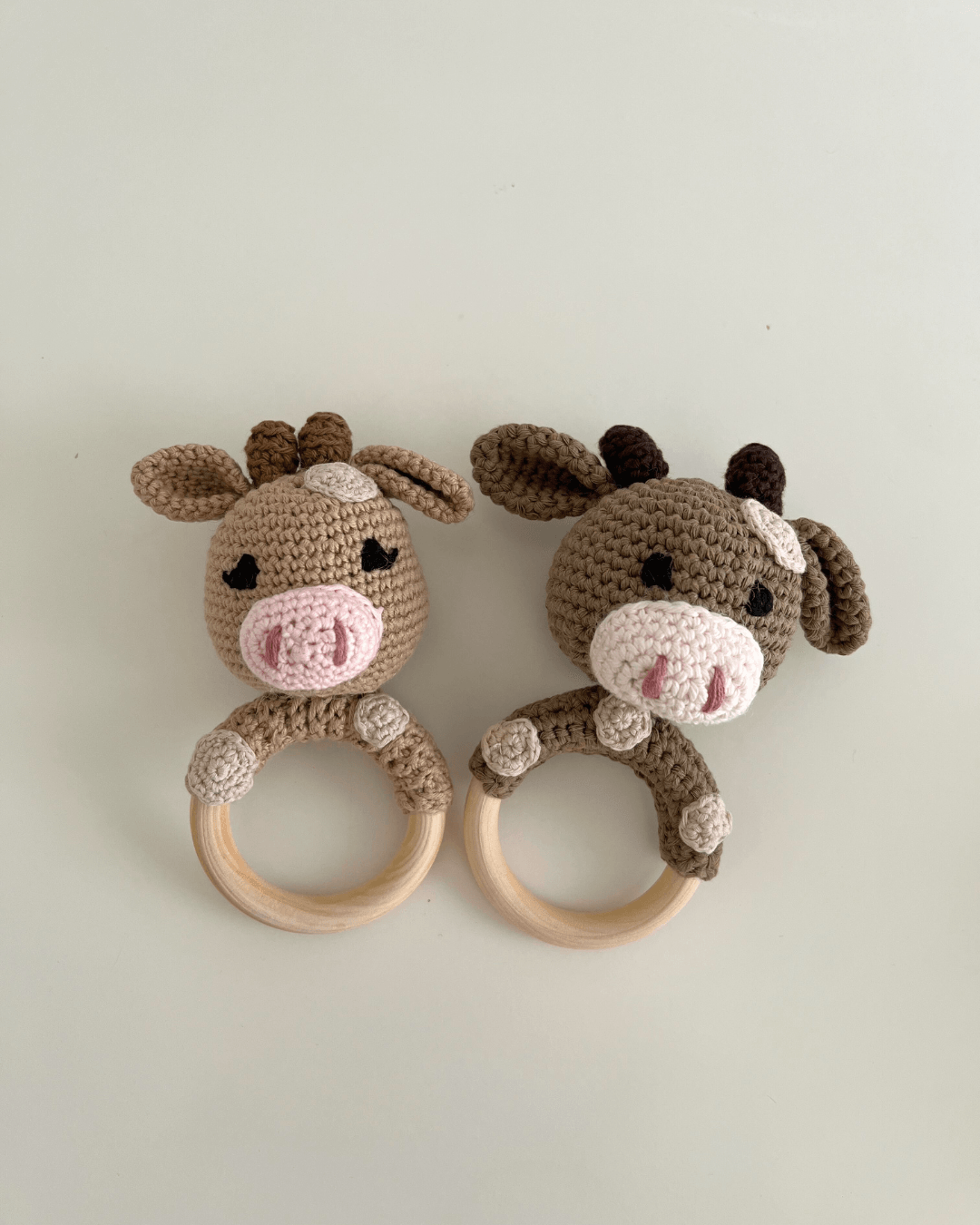 Sonajero mordedor personalizado de vaquitas, hecho a mano para bebés.